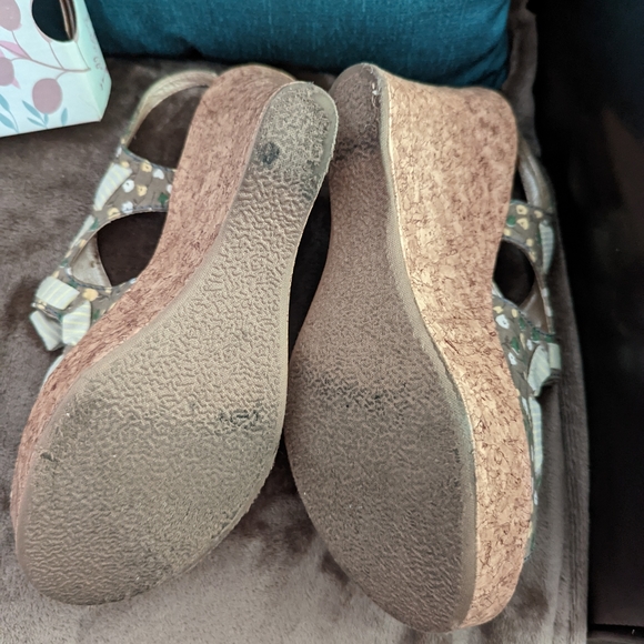 Shoes - Picture 4 of 4